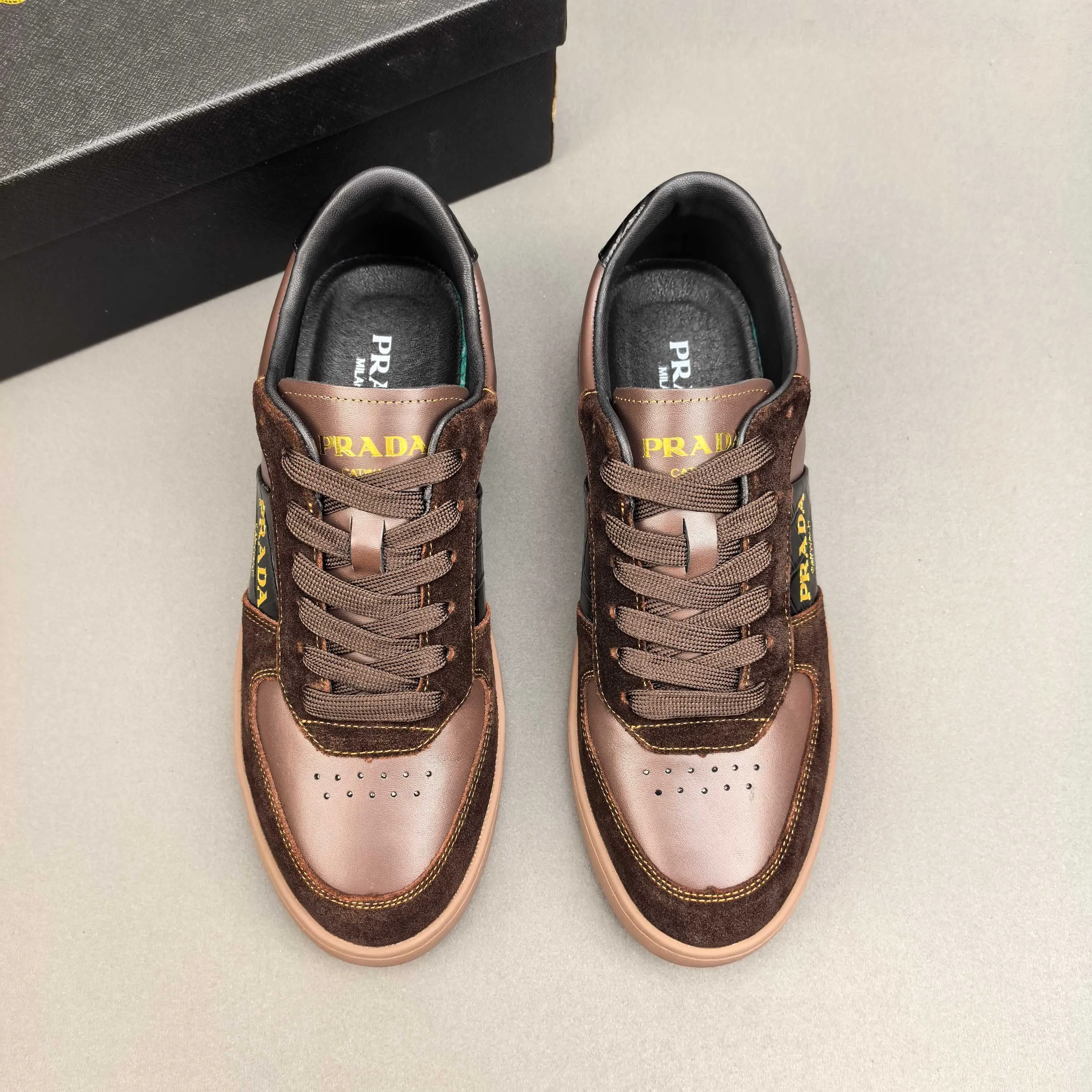 PP420❣️❣️❣️Prada set off the audience! Prada, an international brand that is constantly innovating, this men's casual shoe, the original version, made of cowhide leather at a ratio of one to one at the store, with leather feet and rubber non-slip outsole, breathable and comfortable, quality speaks for itself👄38-44